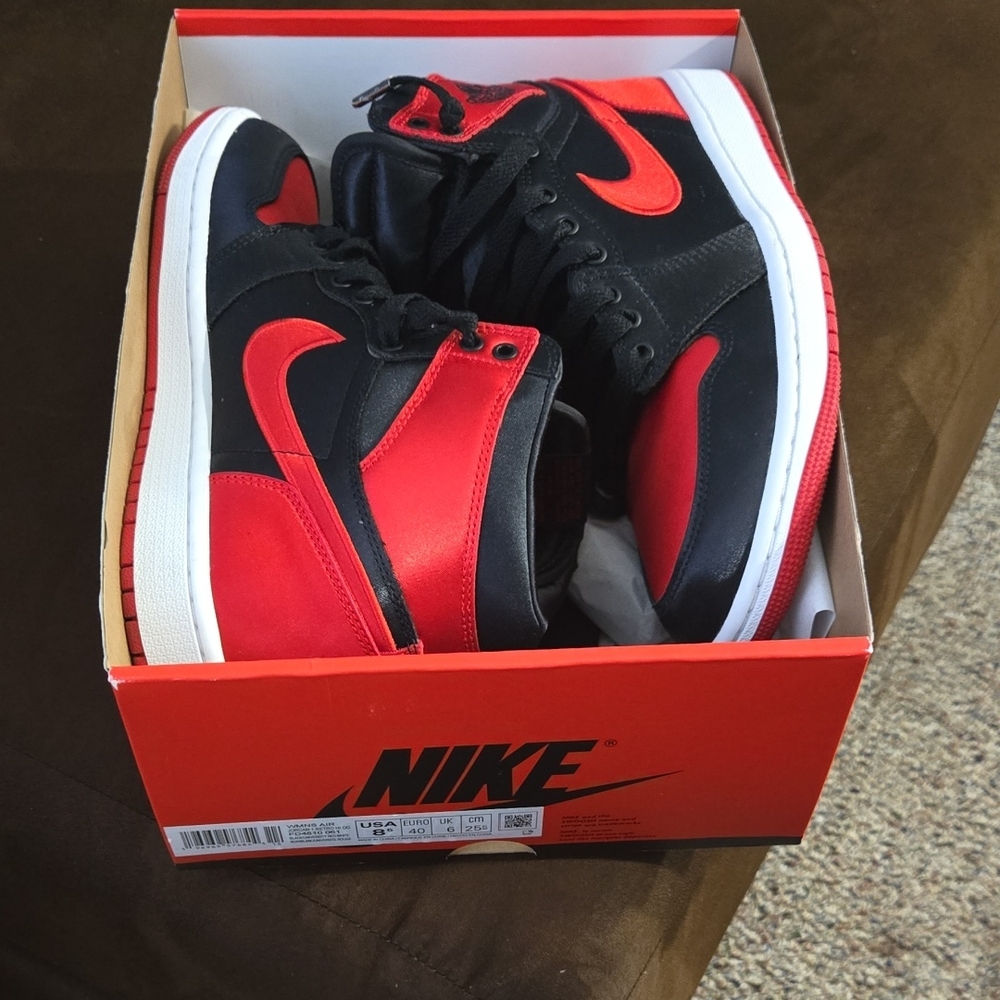 Nike Black and Red Sneakers High-Top Leather